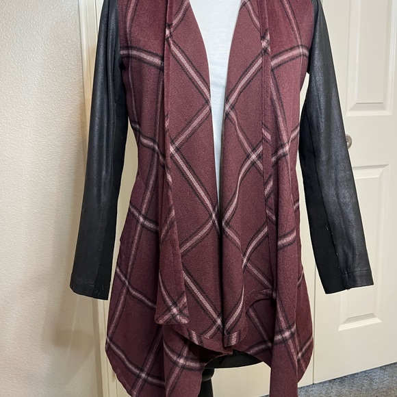 Lisa Rinna Collection, open front, plaid jacket with faux leather sleeves. XS - Picture 2 of 13